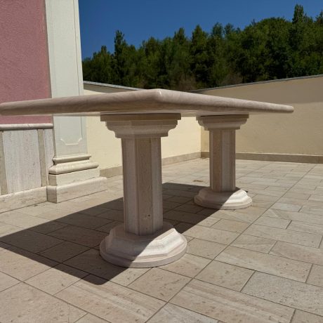 Tavolo in Marmo Apricena ideale per arredo interno-esterno giardino