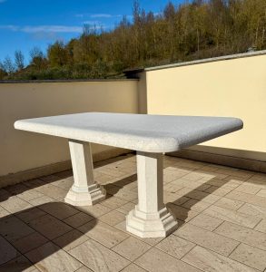 Tavolo in pietra da esterno perfetto per pranzi all’aperto