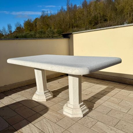 Tavolo da esterno in pietra per giardino e terrazzo