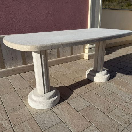 Tavolo in Perlato di Cassino bocciardato a forma di botte – Arredo da giardino